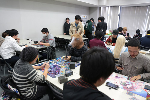 熱気あふれるカードゲーム大会