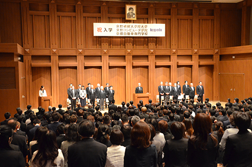 盛大に挙行された2018年度KCGグループの入学式。大勢の新入生や保護者の方々が出席しました（2018年4月7日，京都駅前校6階ホール）