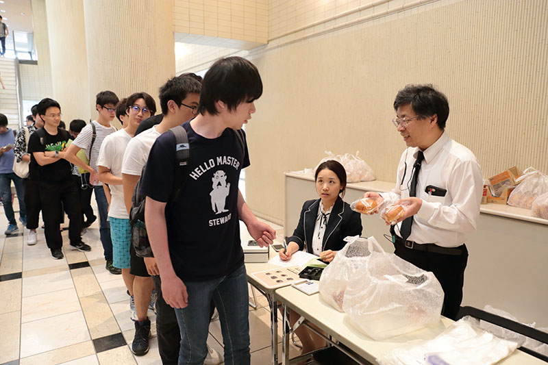 KCG京都駅前校・KCGI京都駅前サテライトには模擬店が並び，行事に活気を添えました。