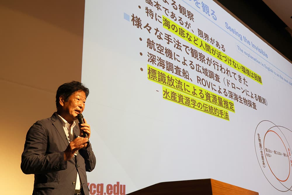 閑堂忌記念講演に臨む荒井修亮KCGI教授（2025年7月4日，KCG京都駅前校・KCGI京都駅前サテライト6階大ホール）