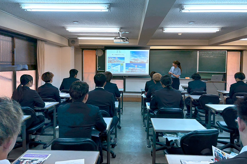 京都自動車専門学校で開かれたスズキ販売会社グループの企業説明会。現場の声を聞き，将来の自分を想像するきっかけに（2025年7月4日，猪熊校舎）