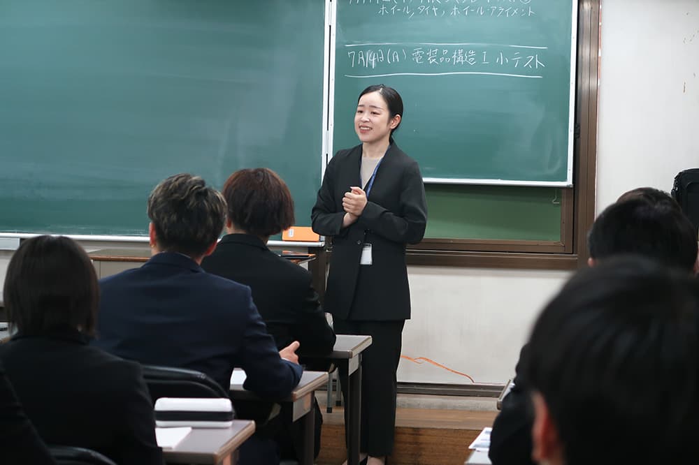 京都自動車専門学校で開かれた近畿地区スバルグループによる学内企業説明会。スバルが大切にする“安心と安全”の精神が伝わる説明に，学生たちも真剣な表情（2025年7月11日，大宮校舎）