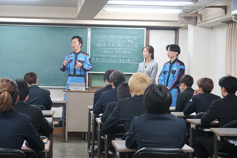 ネッツトヨタびわこの学内企業説明会に，本校の卒業生も登場。整備士としてのやりがいや日々の学びを語り，学生たちに大きな刺激を与えました（2025年7月18日，KCGM大宮校舎）